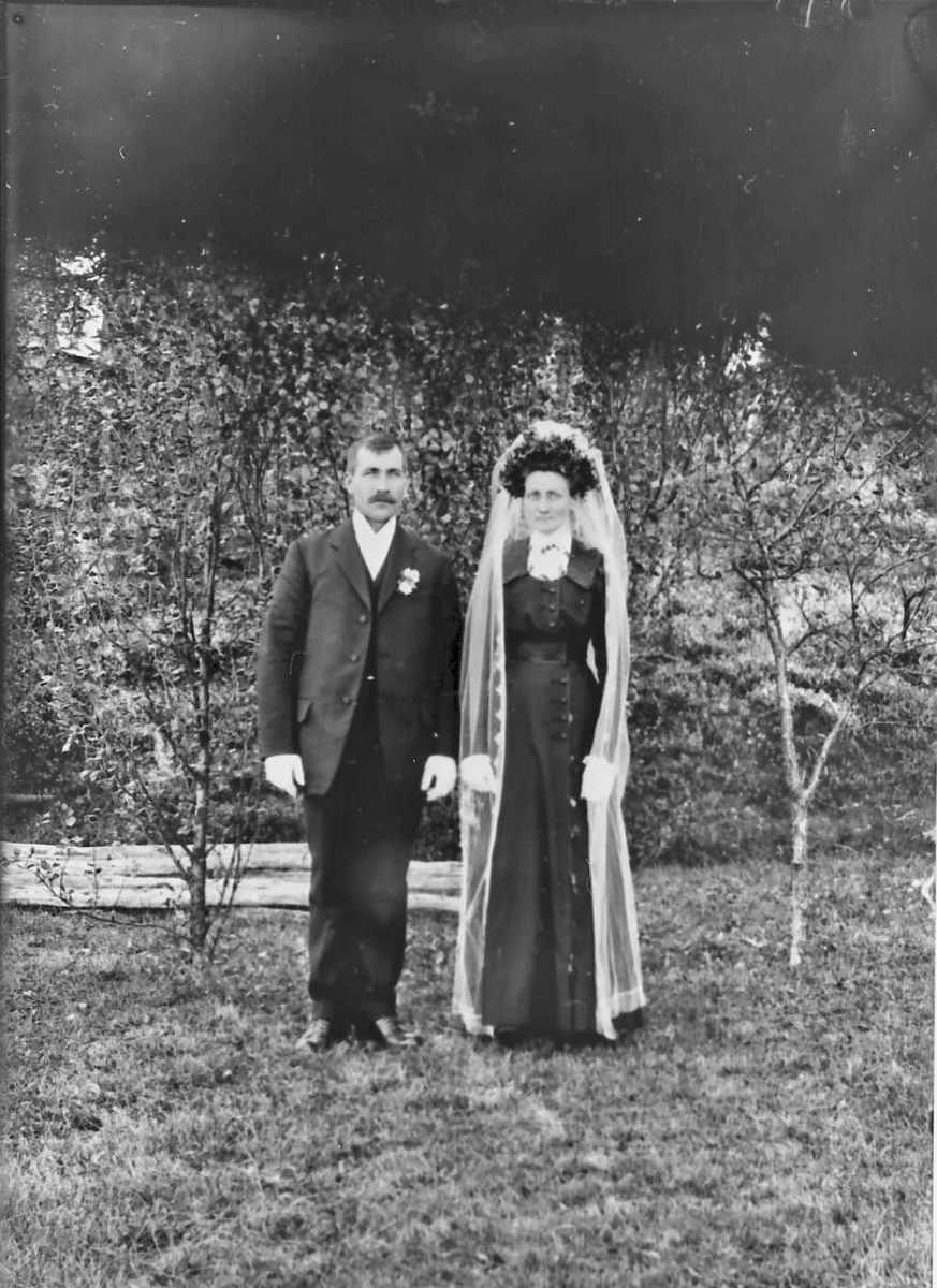 Peder J. Bredalslien, Gruppebilde. Bryllup. Sæther, Tufsingdalen Brudeparet