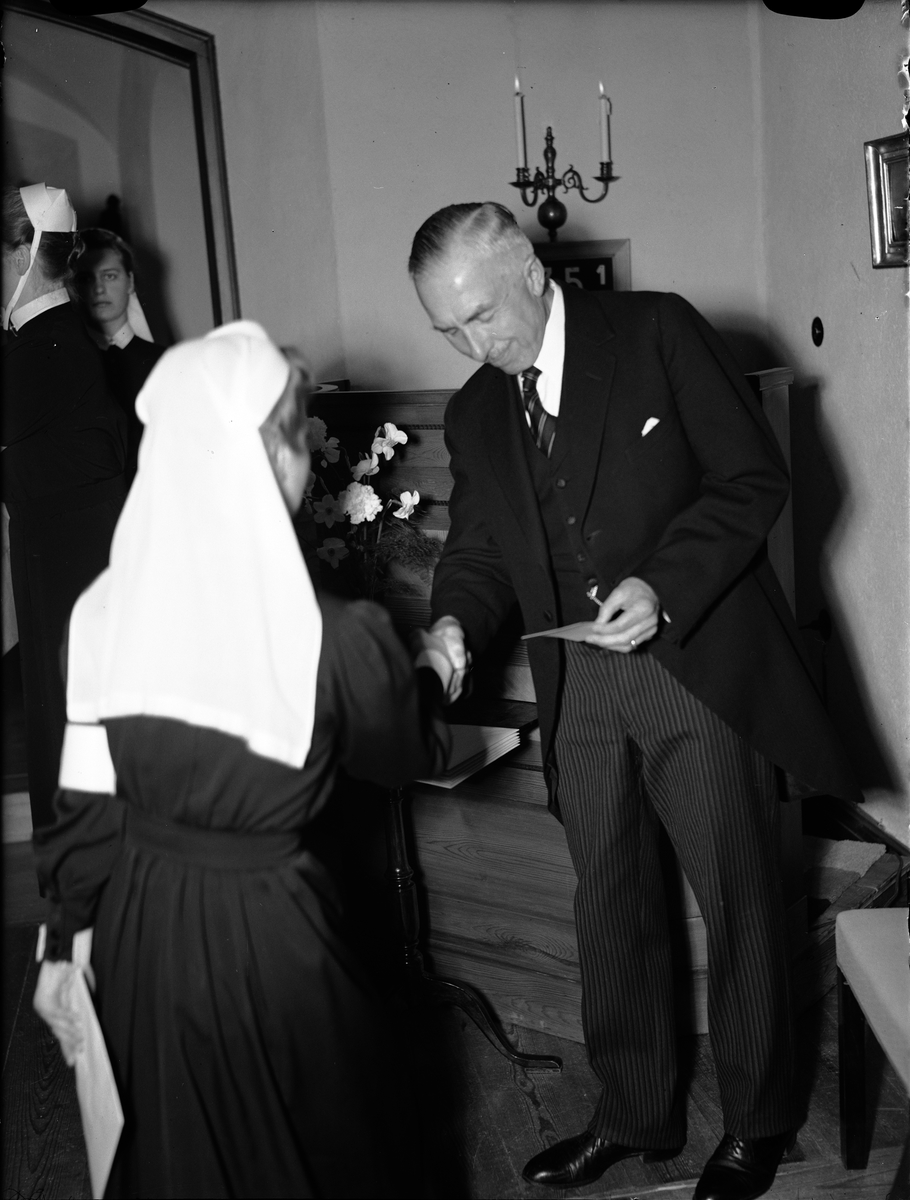 Paul Sandberg, Professor Gunnar Nyström submits a diploma to a newly graduated nurse, the senior school in the nursing home of the Academic Hospital