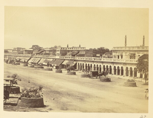 Unknown, [Arcade Facing a Thoroughfare, India]