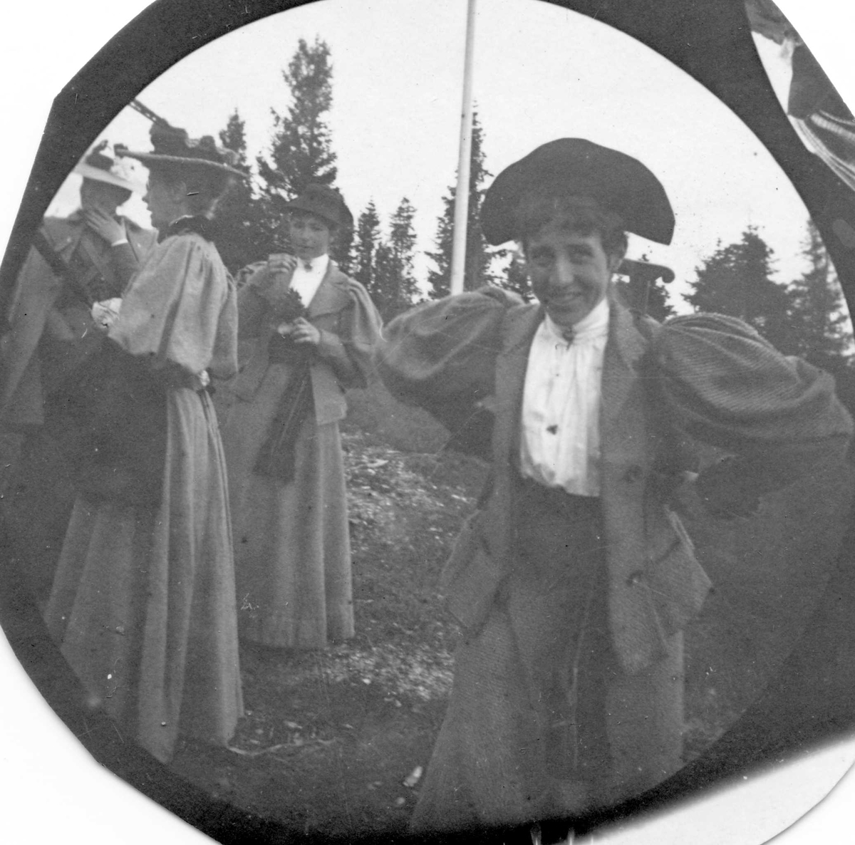 Fredrik Carl Mülertz Størmer, Frk. Etti Roll i hage med flaggstang, ved skog.