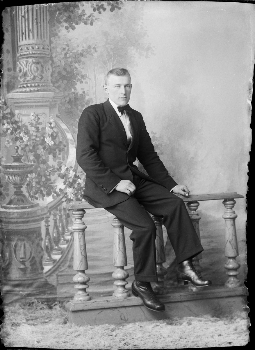 Skötsner-Edhlund, Ateljéporträtt - Holger Holmgren från Harg, Uppland 1924