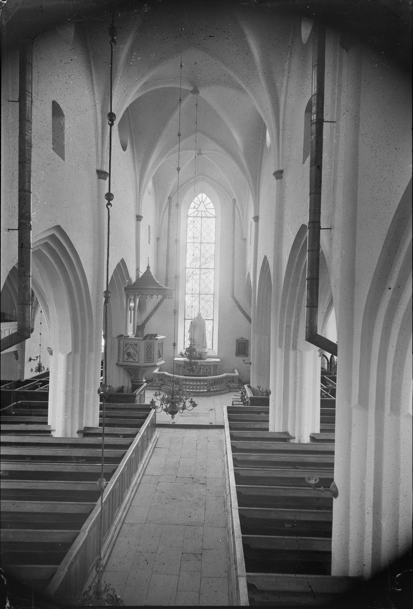Henri Osti's Fotografiateliér, Interiör i Helga Trefaldighets kyrka, Uppsala före 1914