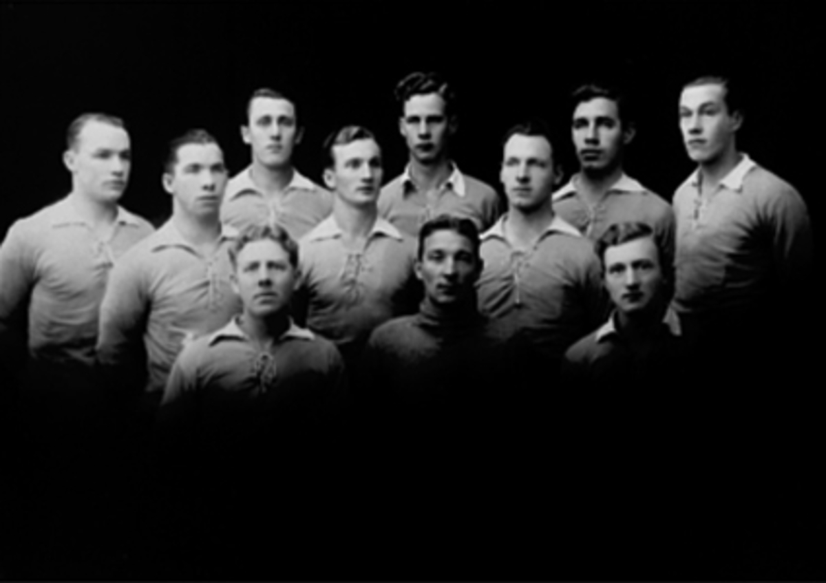 Anno Domkirkeodden, HAMAR A. I. L. , GRUPPE 11 FOTBALLSPILLERE, STUDIO1 rad:Asbjørn Larsen, Gunvald Pedersen, Martin Strandli, 2 rad:Sigurd Syversen, Ole Farberg, Asbjørn Hansen "Trull", 3 rad: Kristian Finborud, Henry Hansen, Ingolf Olsen, LeifHenriksen, Håkon Hansen.