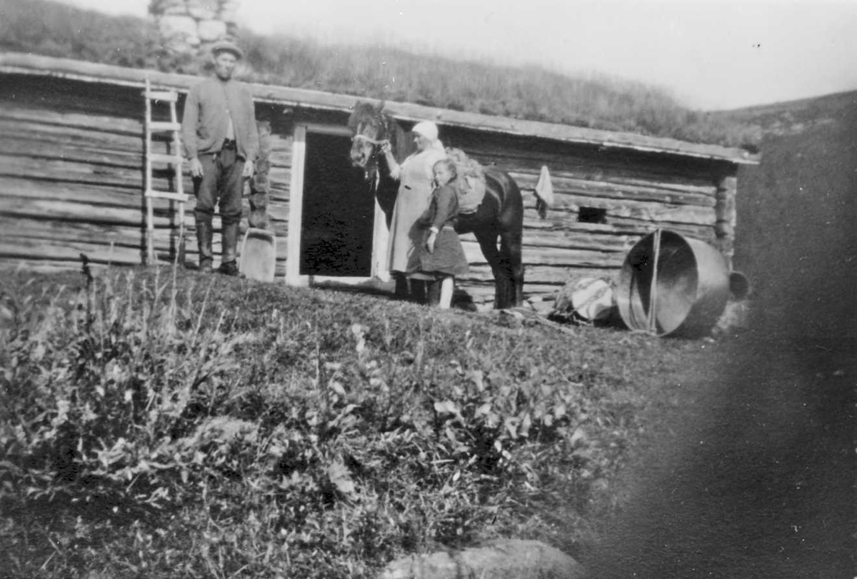 Rachel Haarseth, Personer, hest, balje, fjød/stall.