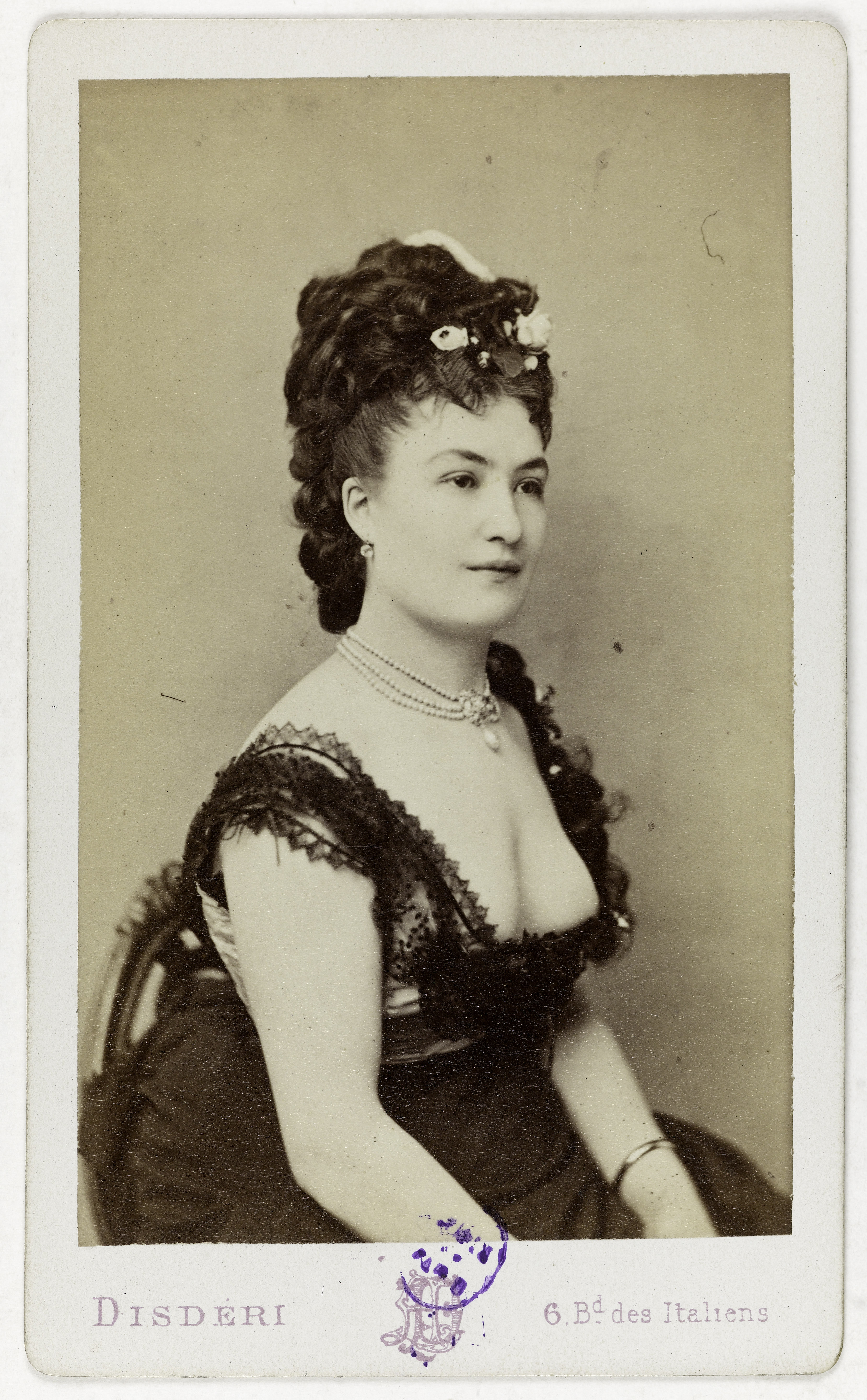 André-Adolphe-Eugène Disdéri, Portrait de Morliani, actrice au Théâtre Athénée vers 1867, au théâtre du Vaudeville et au Théâtre des Variétés.
