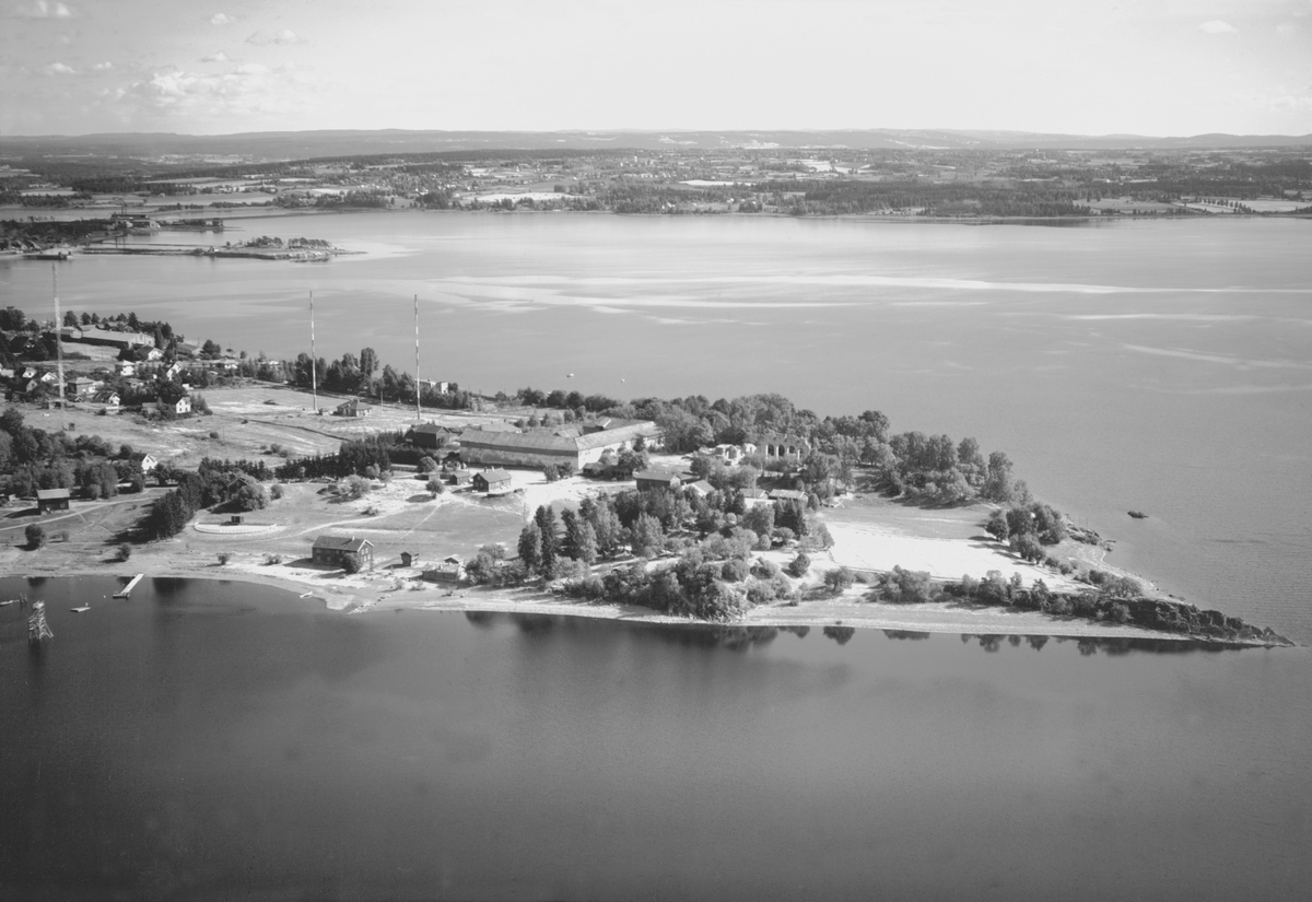 Widerøes Flyveselskap A/S, FLYFOTO OVERSIKT HEDMARKSMUSEET OG DOMKIRKEODDEN, MJØSA MOT BEKKELAGET