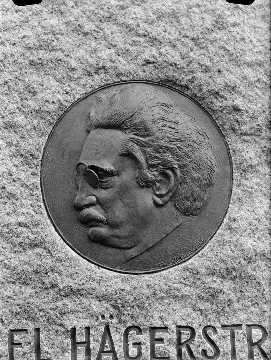 Paul Sandberg, Relief på gravvården efter professor Axel Hägerström på Uppsala gamla kyrkogård, Uppsala 1946