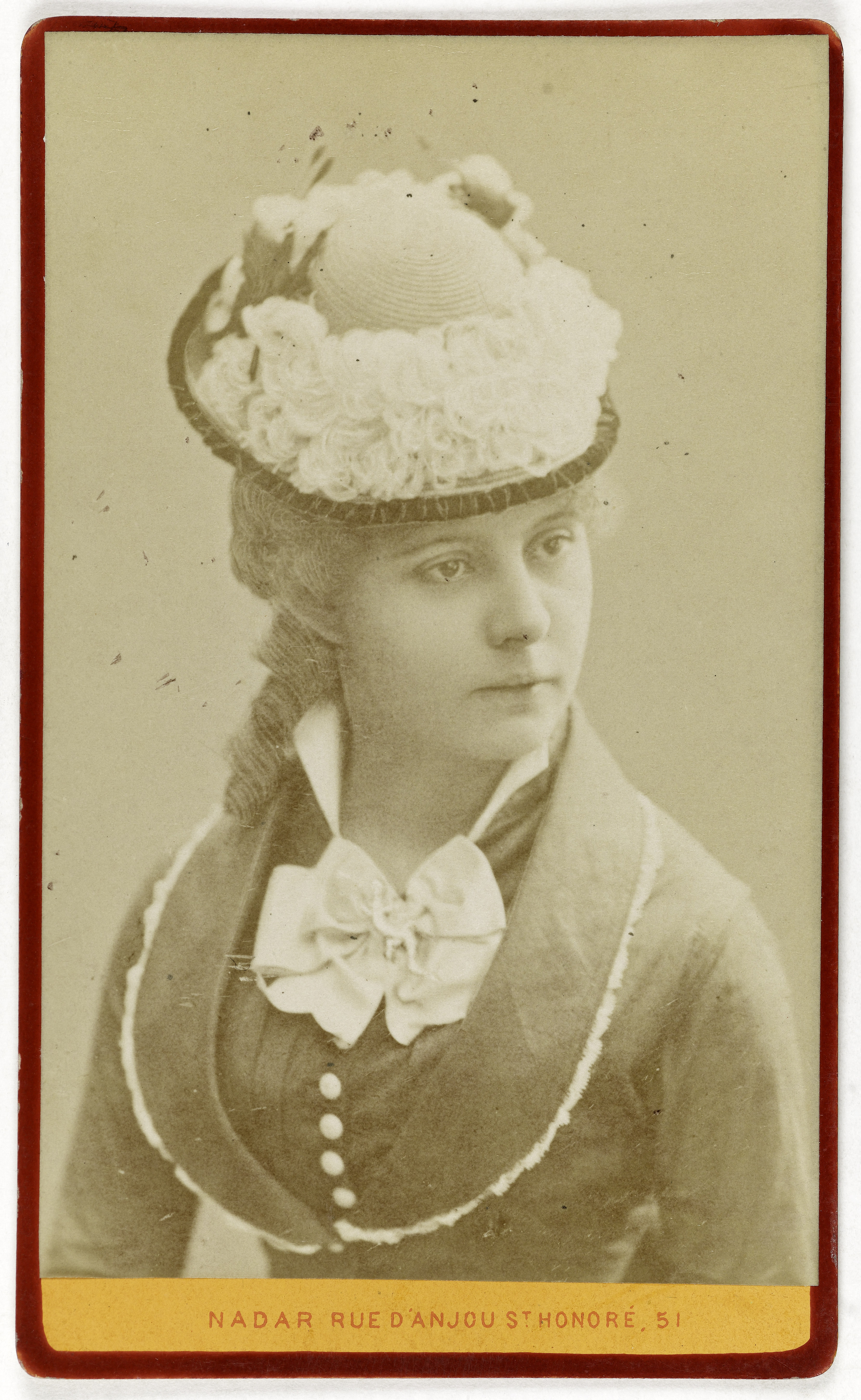 Atelier Nadar, Portrait en buste de Gabrielle Moralès (-1880), actrice au Théâtre des Folies-Dramatiques en 1875 et au Théâtre du Palais Royal en 1878.