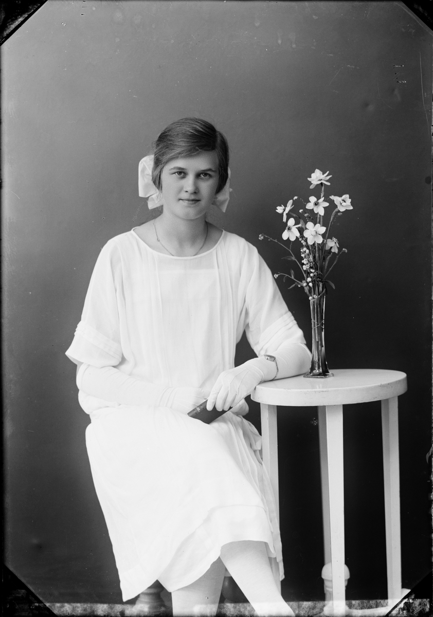 Skötsner-Edhlund, Ateljéporträtt - Britta Lundberg från Forsmark, Uppland