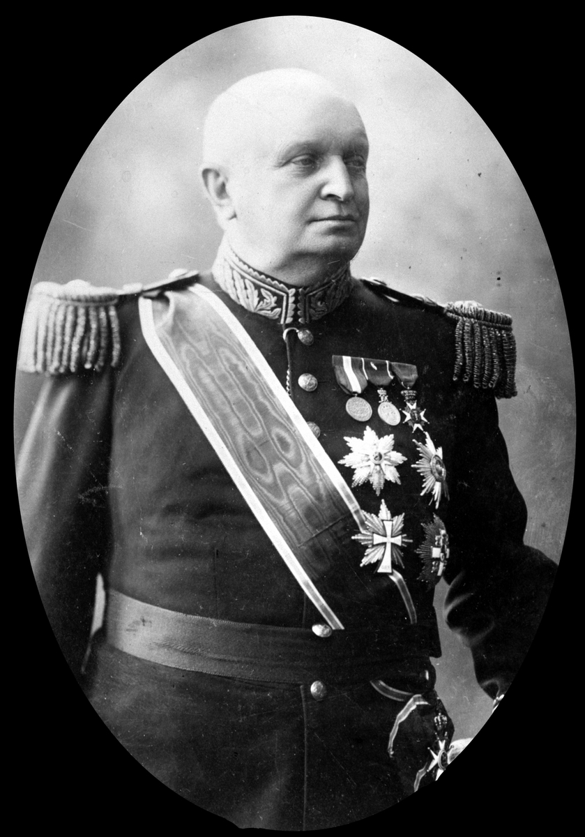 Anno Domkirkeodden, General Wilhelm Bredal Olssøn (1844-1915) i full paradeuniform med medaljer og bånd. Hovelsrud, Helgøya.