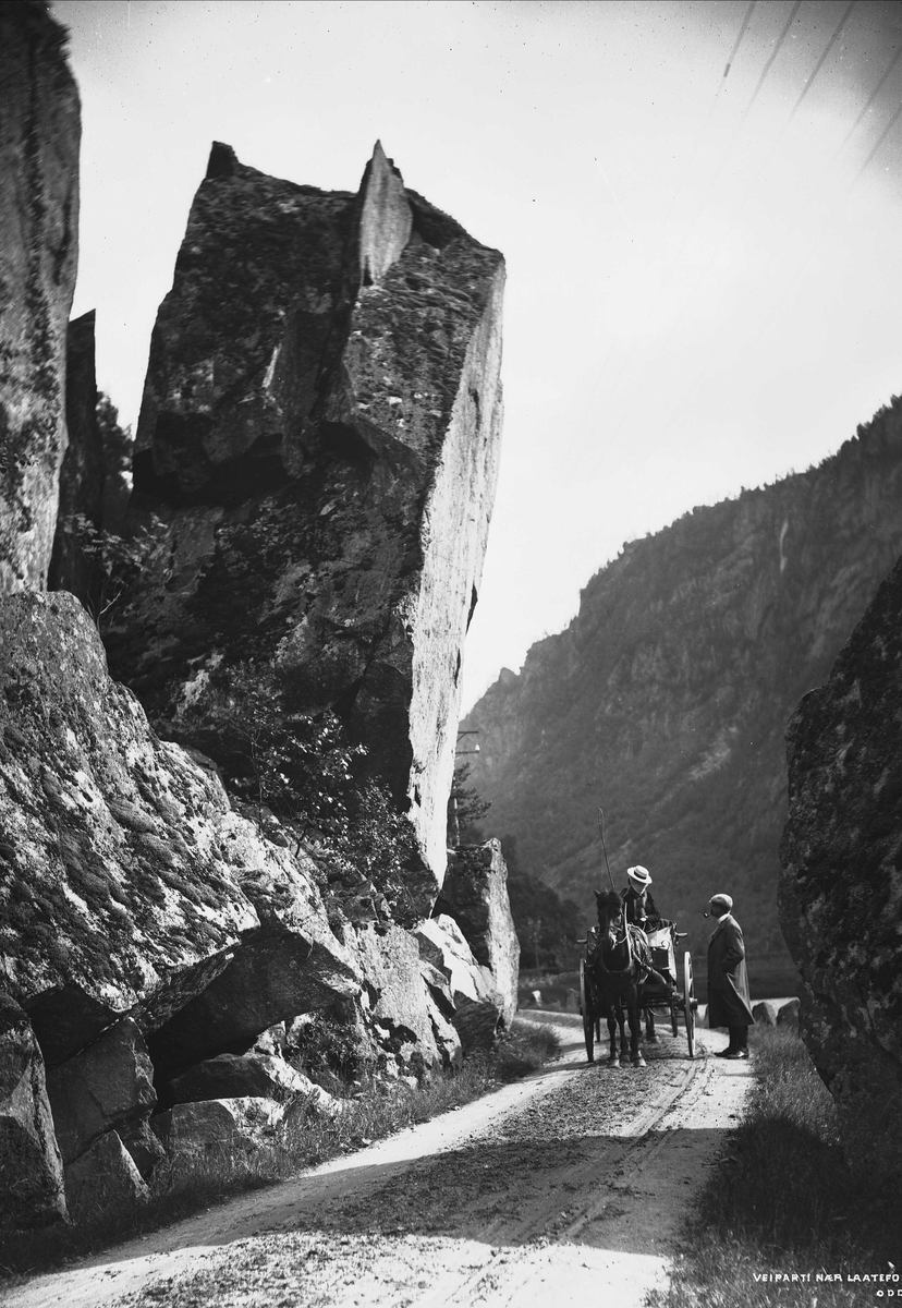 Solveig Lund, Veiparti nær Låtefoss ved Odda i Hardanger. Hest og kjerre og to menn som snakker.