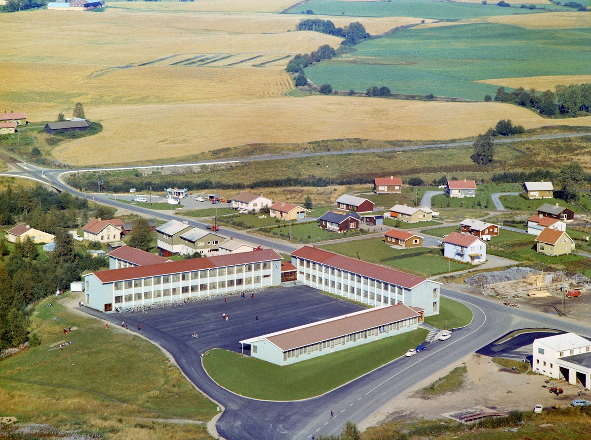 Widerøes Flyveselskap A/S, LØTEN SENTRUM. FLYFOTO. LØTEN UNGDOMSSKOLE