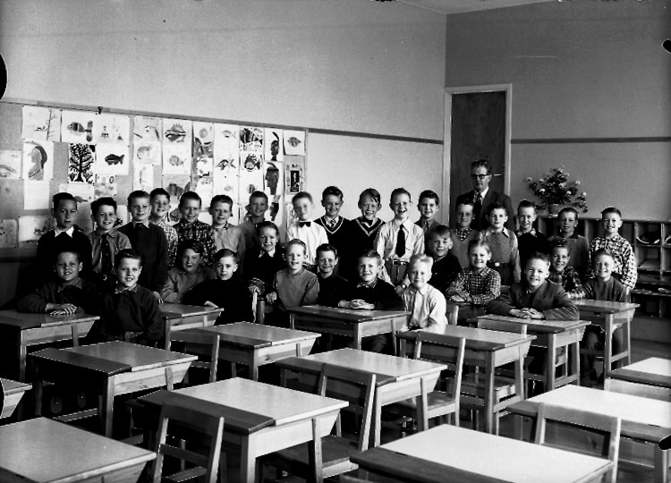 Sven Lindskog, Vasaskolan, classroom interior, 31 boys with teacher Herman Nilsson. Class 4G, Hall 27.