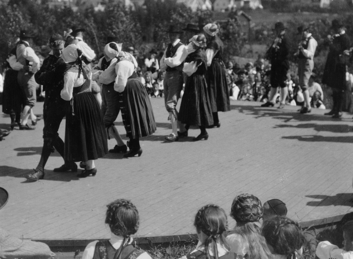 Hermann Christian Neupert, Svenske folkedansere. Oppvisning 1925. Publikum rundt scenen.