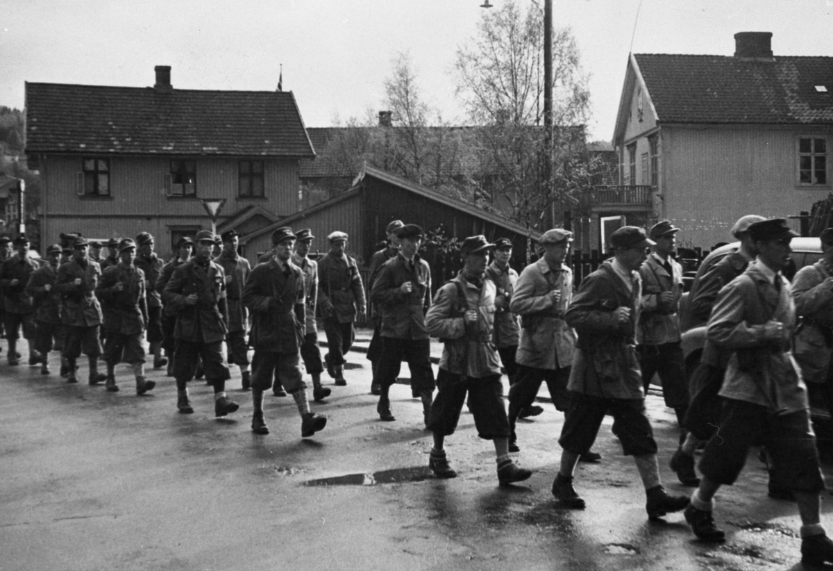 Oddvar Dobloug, Milorg-soldater defilerer.(Se også MINØ.038011)