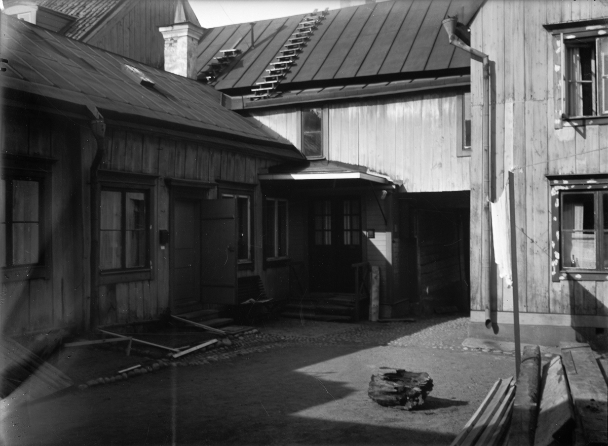 Paul Sandberg, Gårdsinteriör, troligen kvarteret Disa, Uppsala 1932