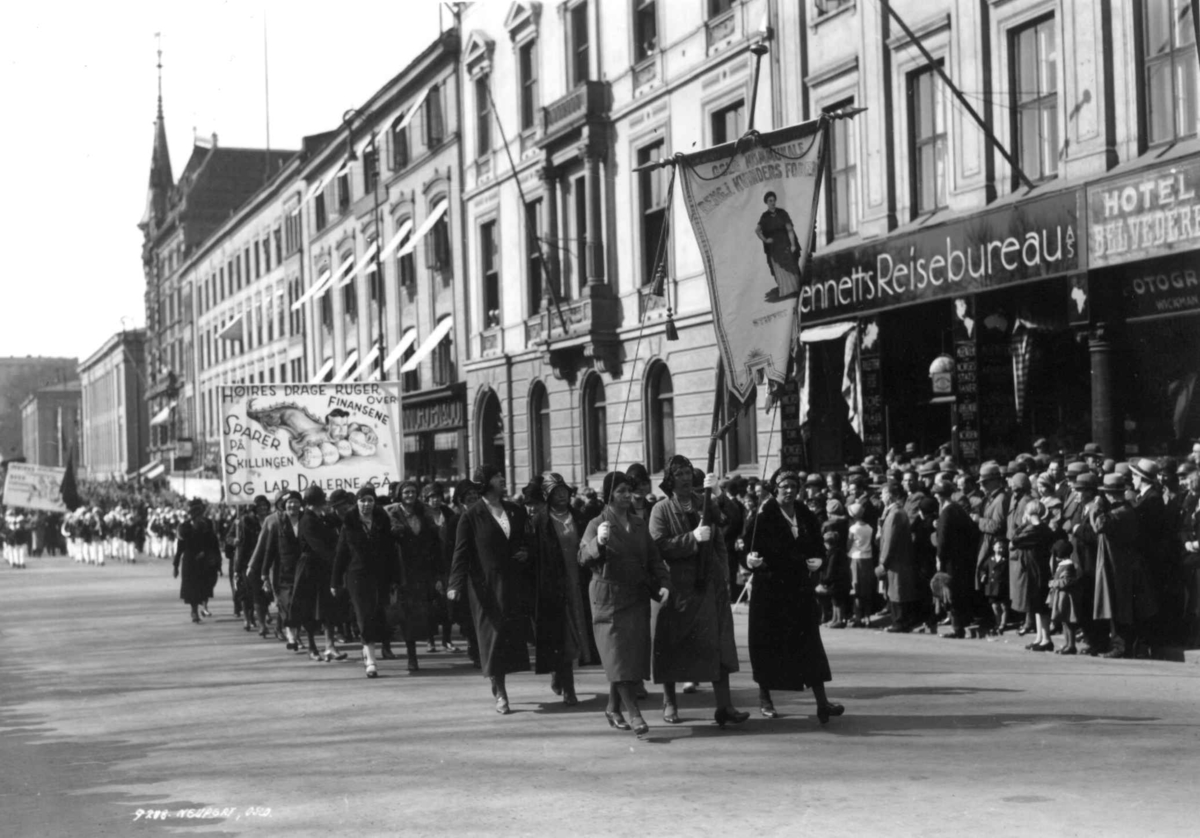 Hermann Christian Neupert, 1. mai-demonstrasjon, Karl Johans gate, Oslo, 1930. Oslo kommunale rengjøringskvinner i tog. Faner og paroler. Tilskuere.