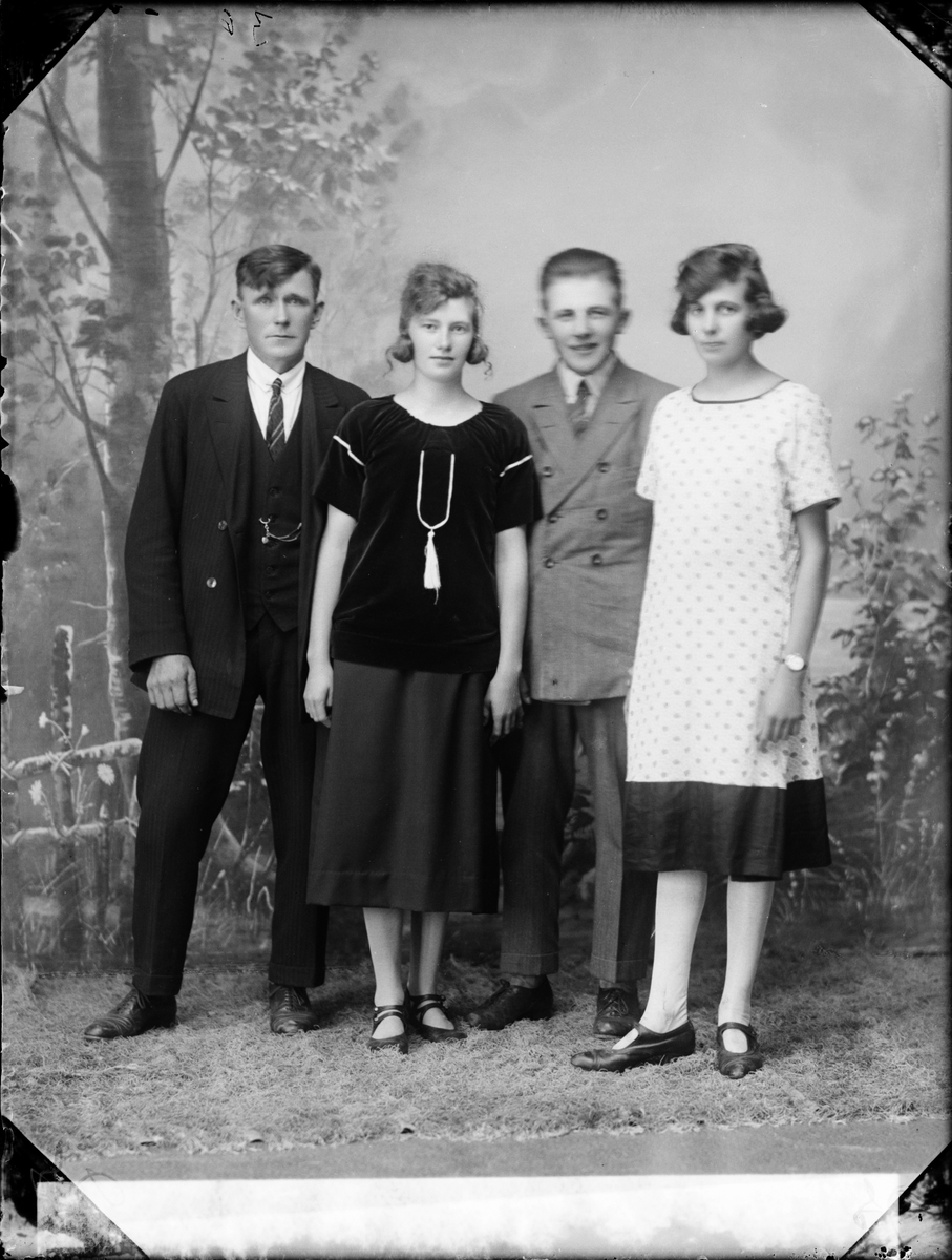 Skötsner-Edhlund, Ateljéporträtt - Ivar Karlsson och Astrid Mattsson med flera, Östhammar, Uppland