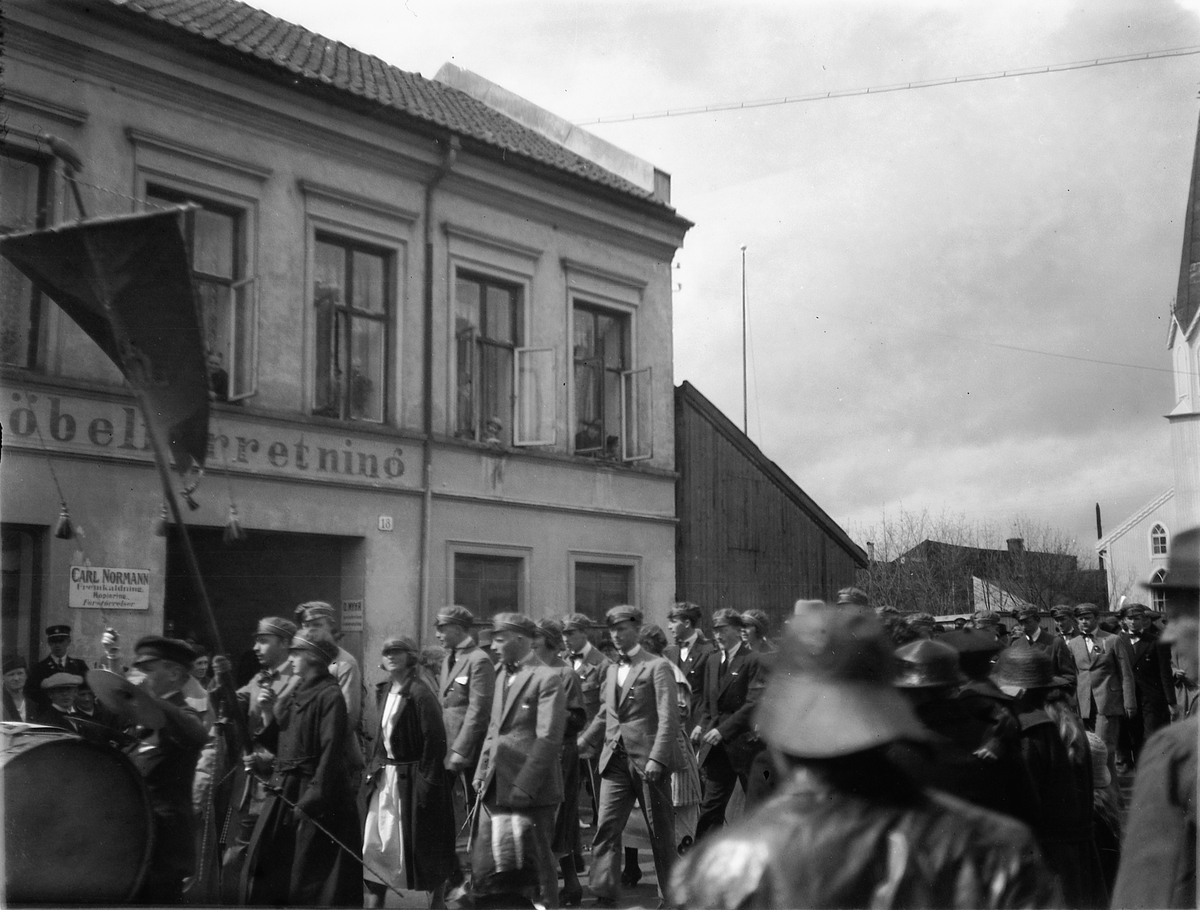 Ragnvald Andersen, Russetog, foran Carl Normanns forretning. Grønnegata 18, Stensbak møbelforretning. Metodistkirken, Hamar i høyre kanten.