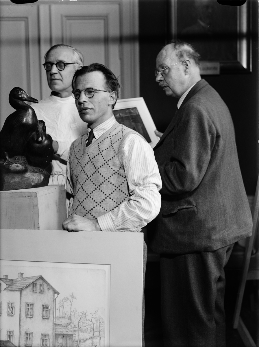 Paul Sandberg, Konstnärerna Fredrik Frisendahl, Björn Jonson och Artur Sahlén "i färd med att ordna utställning" på Smålands studentnation, Uppsala 1943