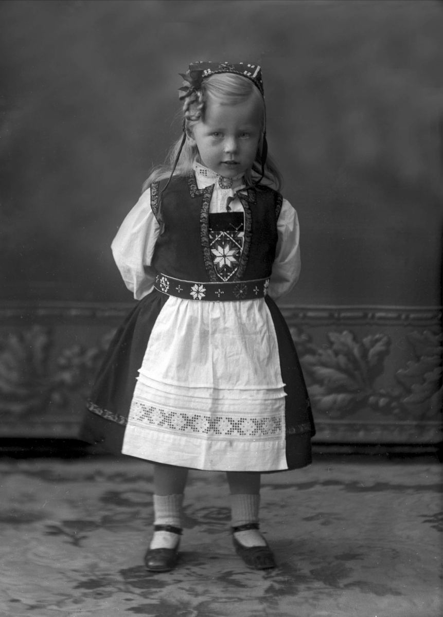 Gustav Borgen, Portrett, pike i hardangerbunad.