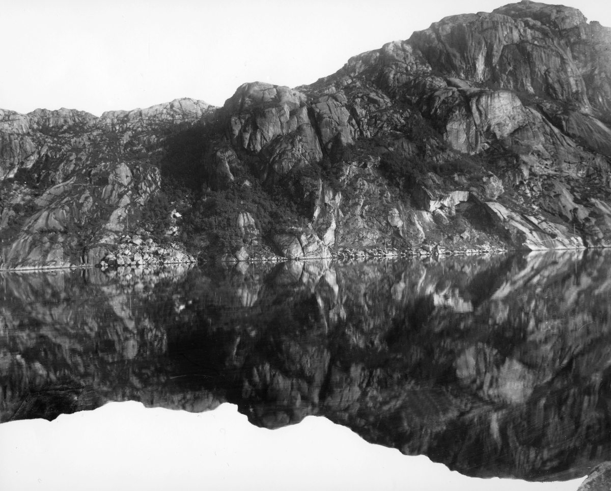 Anders Beer Wilse, Vann med fjellparti, muligens Jøssingfjorden, Sokndal, Rogaland.