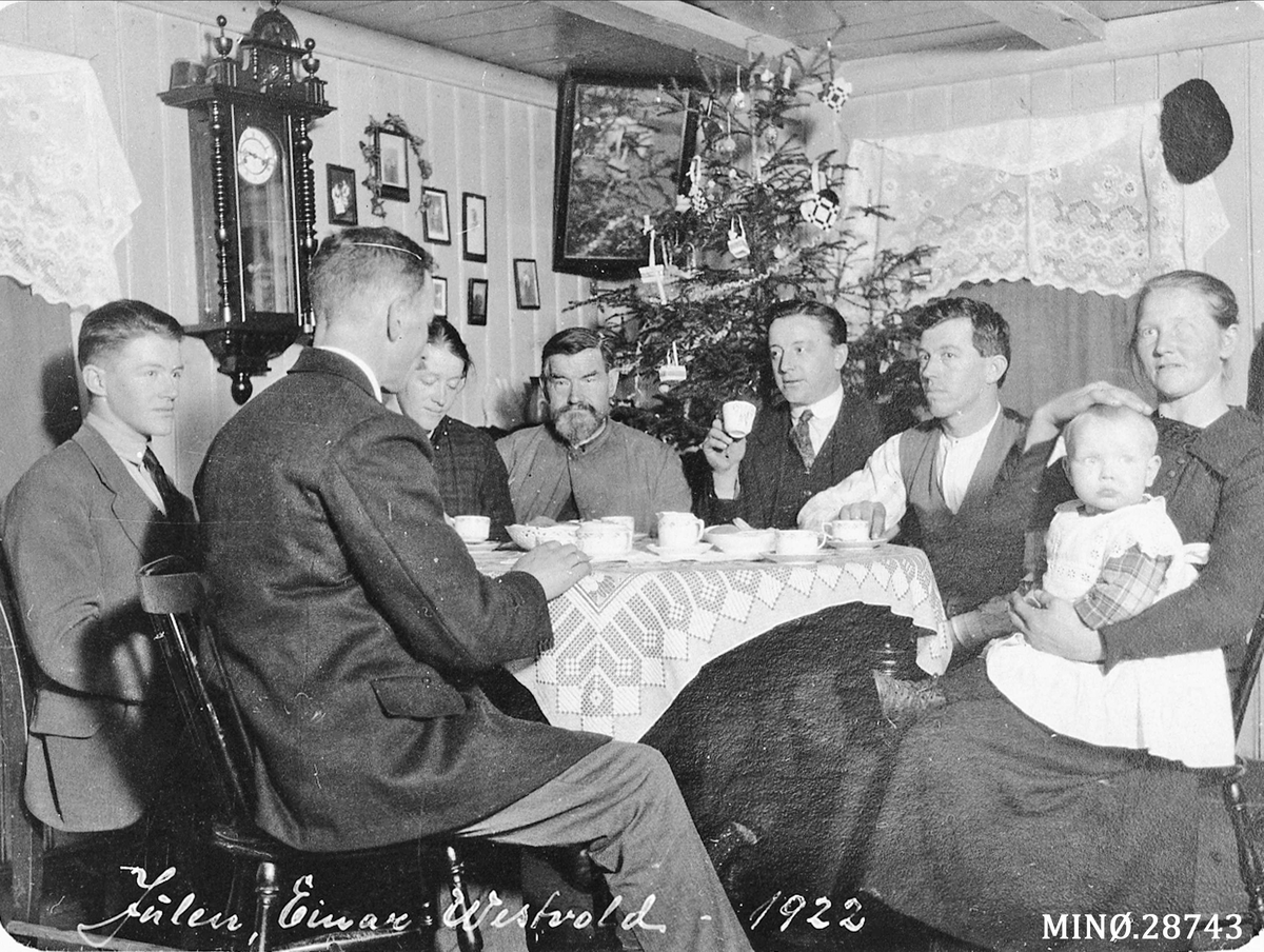 Peder J. Bredalslien, Gruppebilde, selskap, "Julen Einar Westvold 1922"