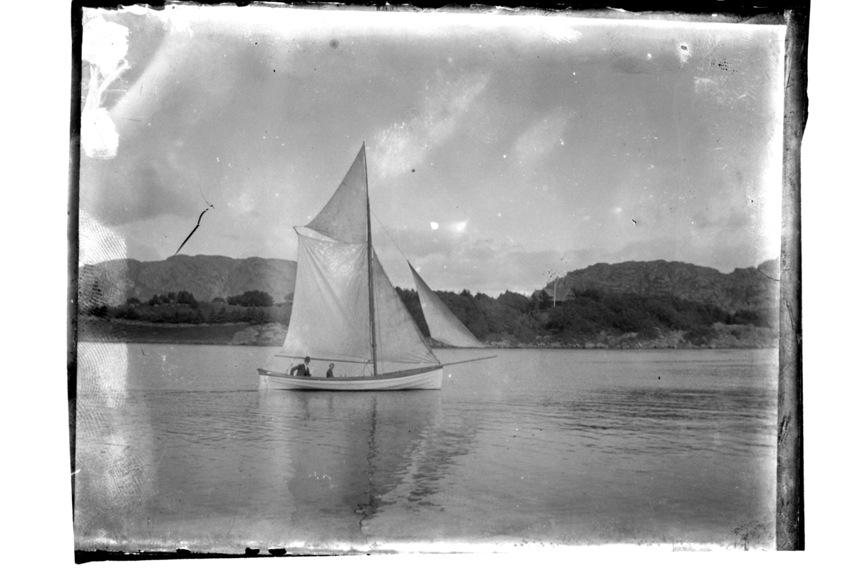 Rolf Sr. Sundt, Seilbåt med mann og gutt utenfor Farøy. Antagelig fotografert 1902.