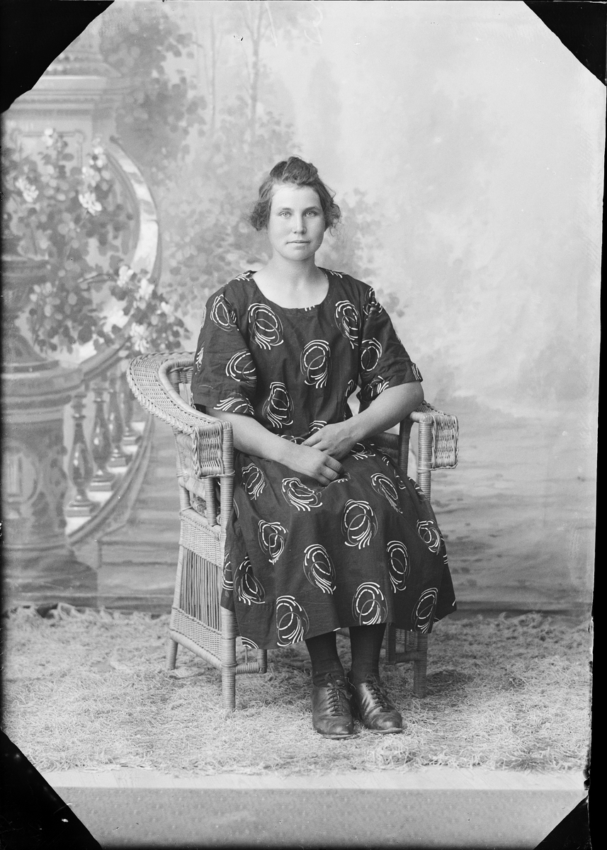 Skötsner-Edhlund, Ateljé Portrait - Svea Löw from Uppskedika, HökA, Uppland 1923