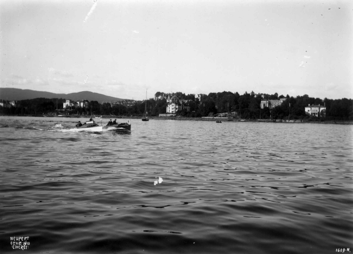 Hermann Christian Neupert, Frognerkilen, Oslo 1910. Oversiktsbilde. Båtmotorrace på Frognerkilen.
