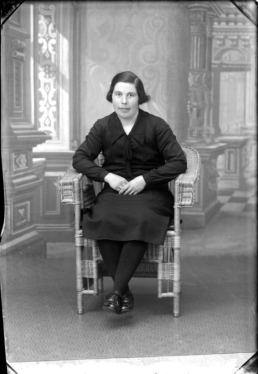 Skötsner-Edhlund, Ateljéporträtt - Märta Jansson från Storskäret, Forsmark socken, Uppland 1931