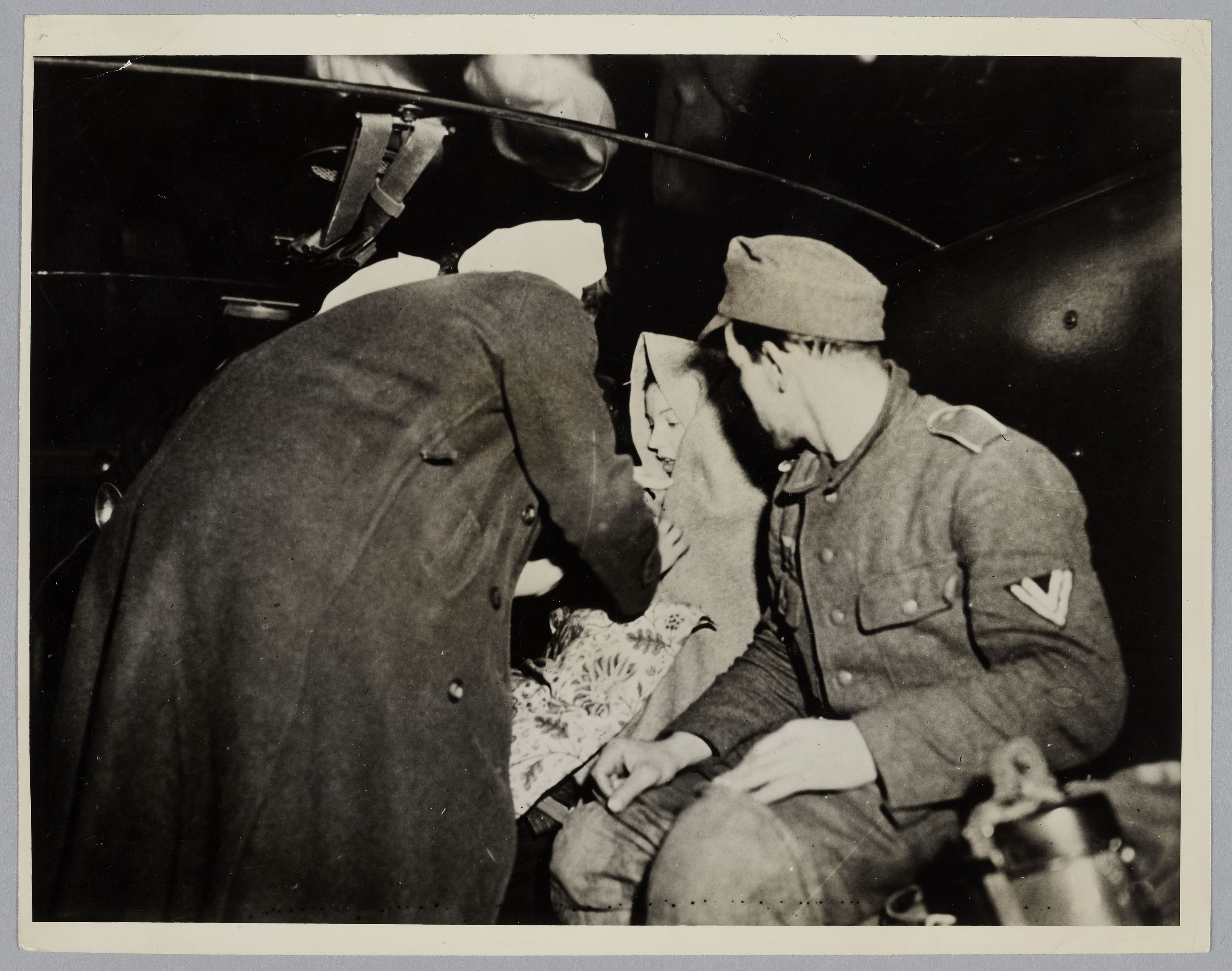 United States Army Signal Corps, Femme soldat allemande soignée par une infirmière allemande dans une ambulance américaine