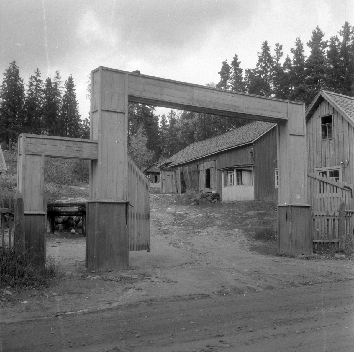 Adolf Skjegstad, Porkala-området sør-vest for Helsingfors i Finland, portal, forlatt bebyggelse.