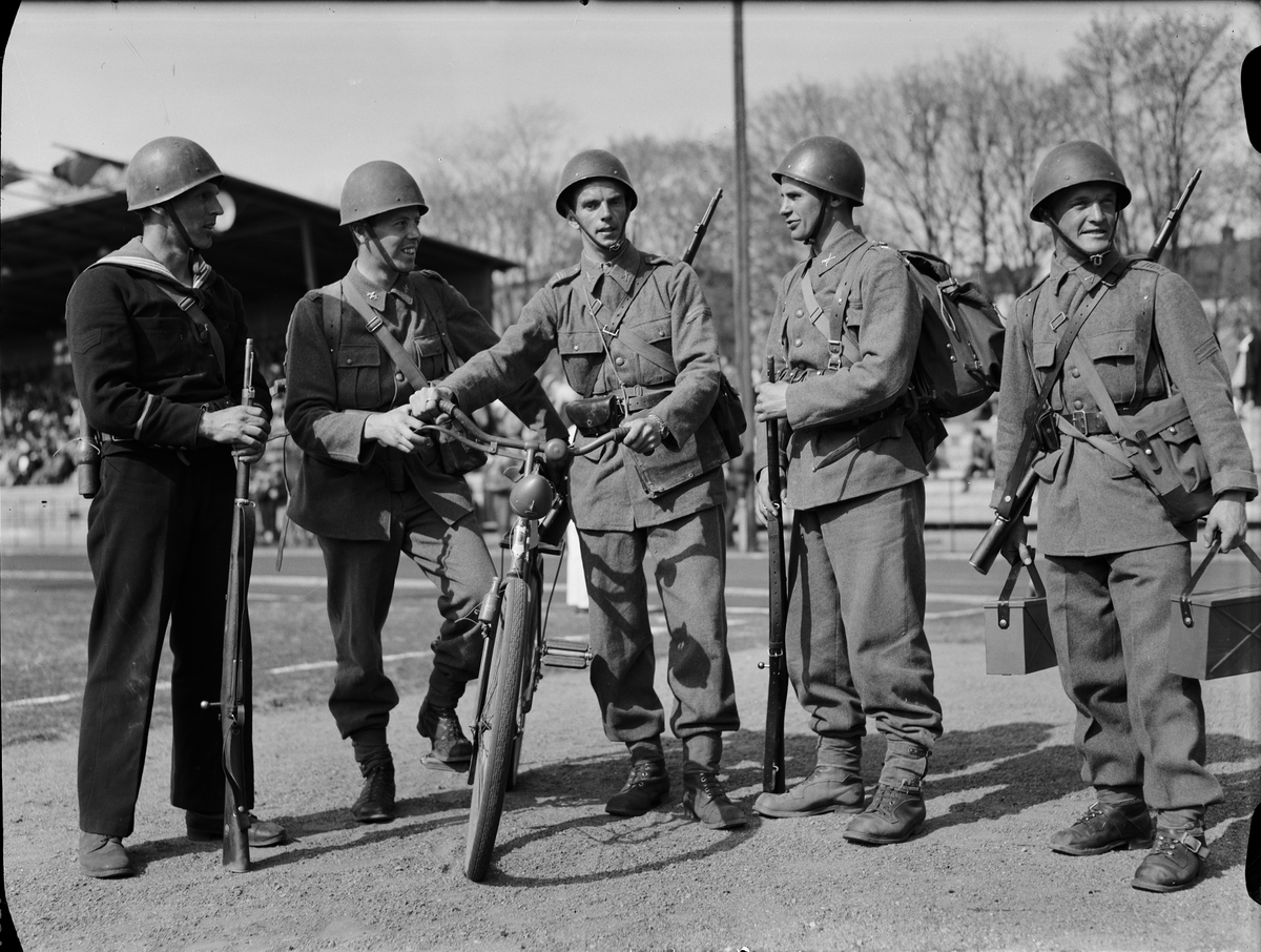 Paul Sandberg, "A. U. S. segrande lag i militärstafetten" - P Carlgren, H Gawelin, Y Mohlin och S Sundberg från Arméns underofficersskola - vid Upplands Gymnastikförbunds 25-årsjubileum på Studenternas Idrottsplats