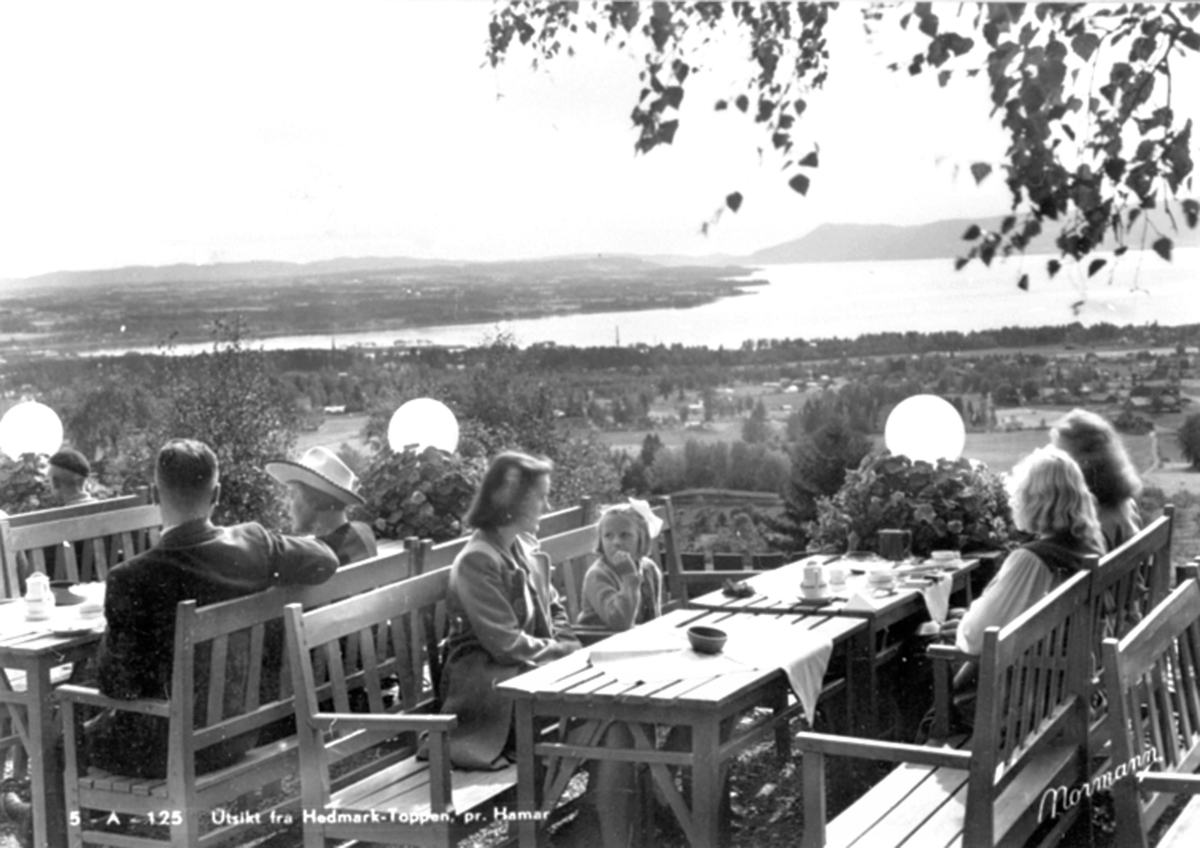 Anno Domkirkeodden, Utsikt fra terassen på Alhaug sportstue, Hedmarkstoppen, Hamar. Utsikt over Hamar, Mjøsa, Ottestad.