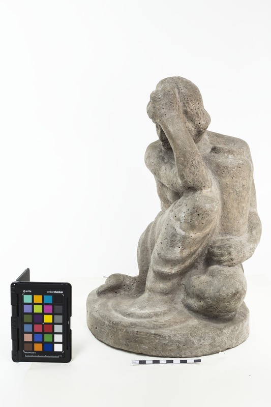 Roman (autor) Timotheus, Istuv naisfiguur vaasiga