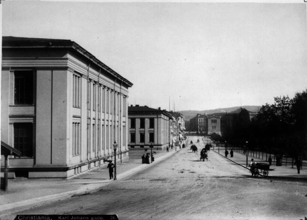 Axel Lindahl, Karl Johans gate, Oslo ant. 1880-årene. Gatebilde mot Universitetet og Stortinget.
