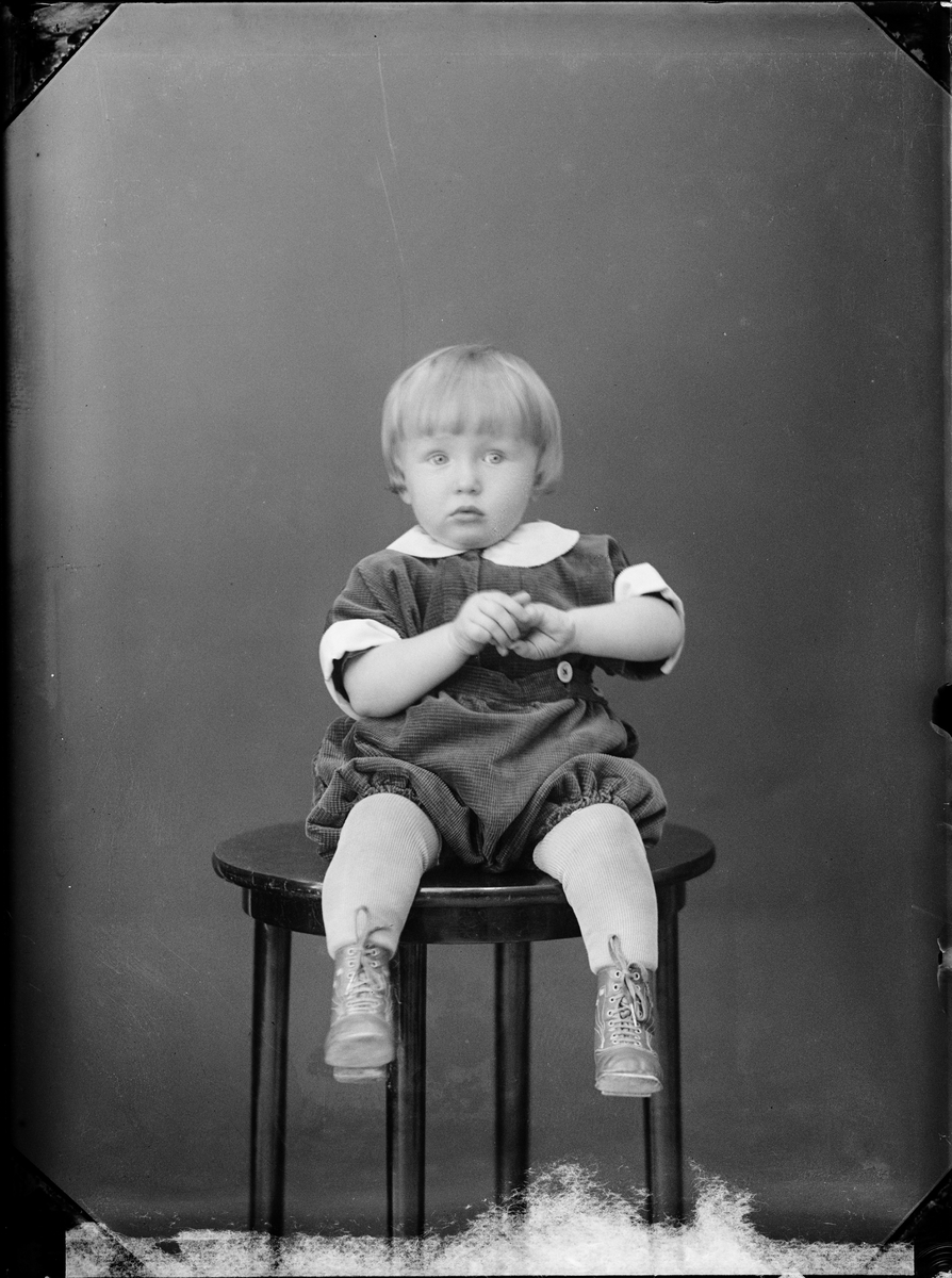 Skötsner-Edhlund, Ateljéporträtt- son of Helge Pettersson from Hargshamn, Harg parish, Uppland1932