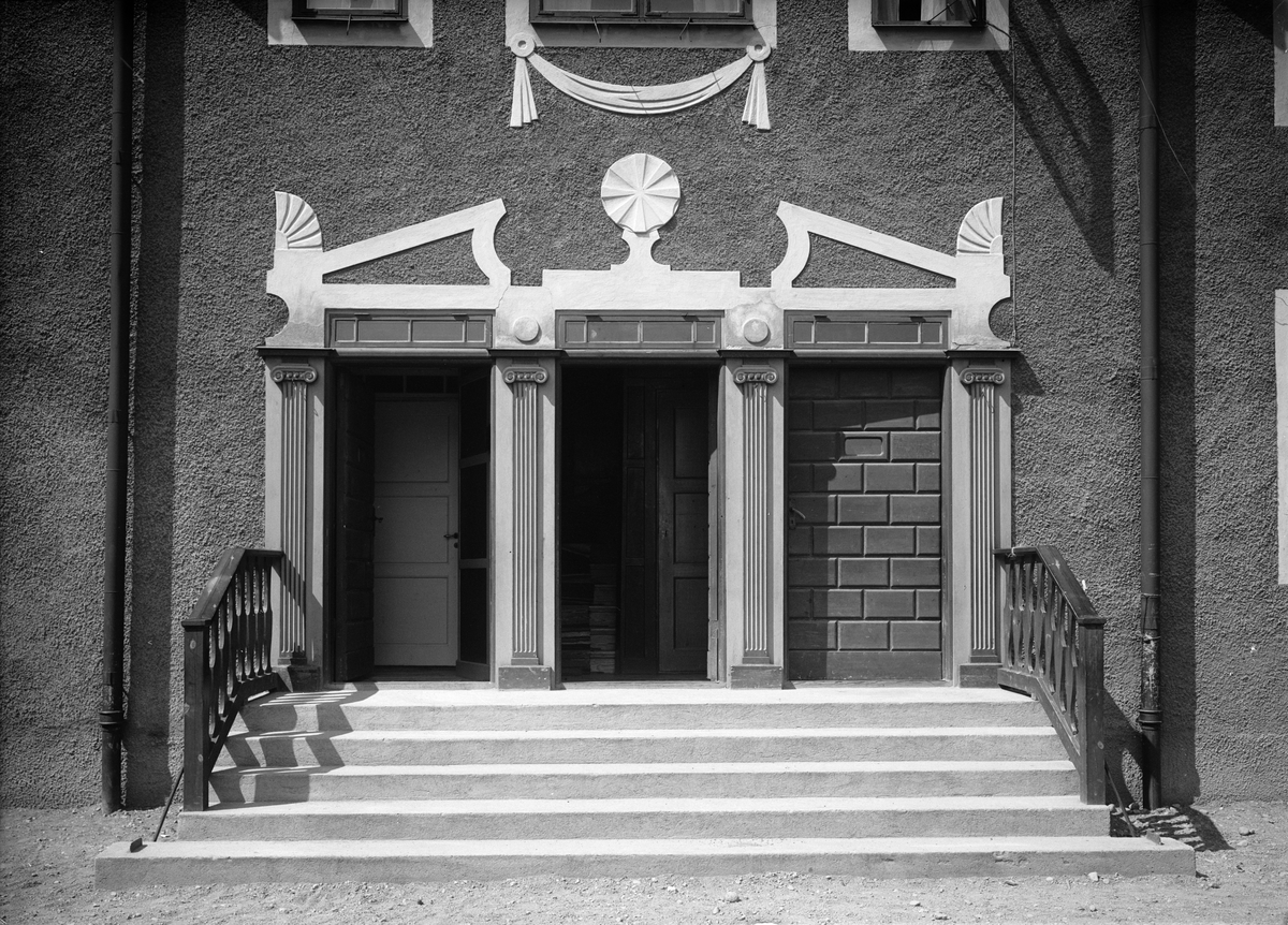 Paul Sandberg, Dekorativt utformad entré på flerbostadshus, Kungsängsgatan 49, Kungsängen, Uppsala 1924