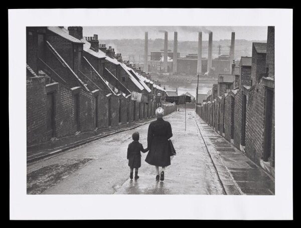 Hardy, Bert, Ship building - Street view