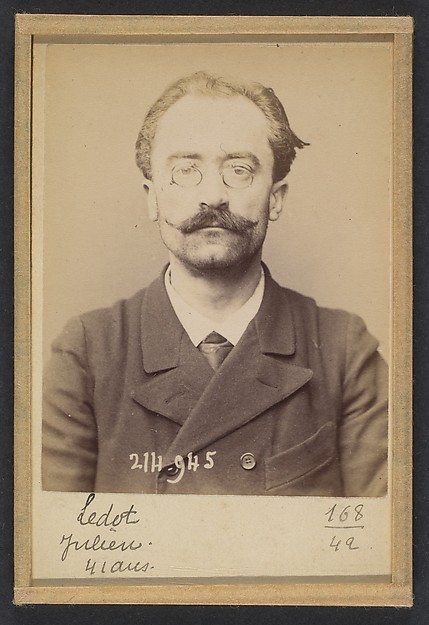 Alphonse Bertillon, Ledot. Julien. 41 ans, né à Bourges (Cher). Employé. Anarchiste. 1/3/94.