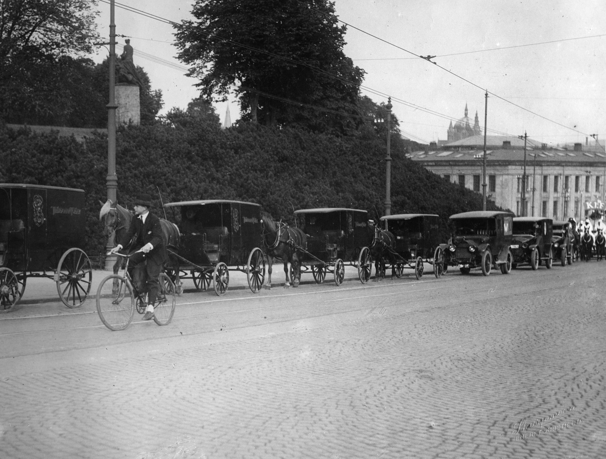 Narve Skarpmoen, Biler, hester og vogner i et reklameopptog høsten 1926 med flere utkledde menn. Reklame for Kef og Sultan sigaretter.