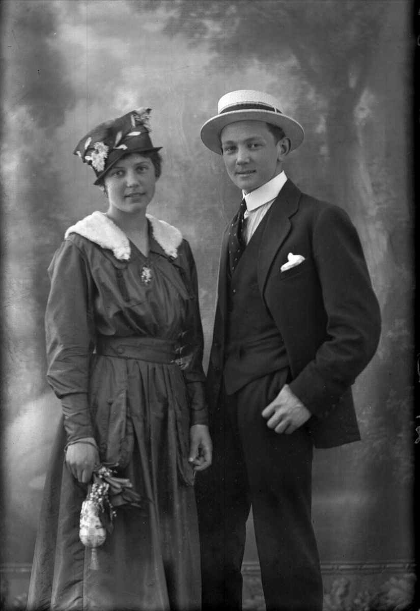 Gustav Borgen, Portrett av par, han er Asbjørn Reidar Romsaas, født 15. september 1897 i Drøbak, død 11. juli 1918 i Kristiania av "Spanskesyken". Fotografert 1917, muligens med sin forlovede. Han var nr. 4 av 5 barn til Peder Gulbrandsen Romsaas og Josefine Amalie Romsaas.