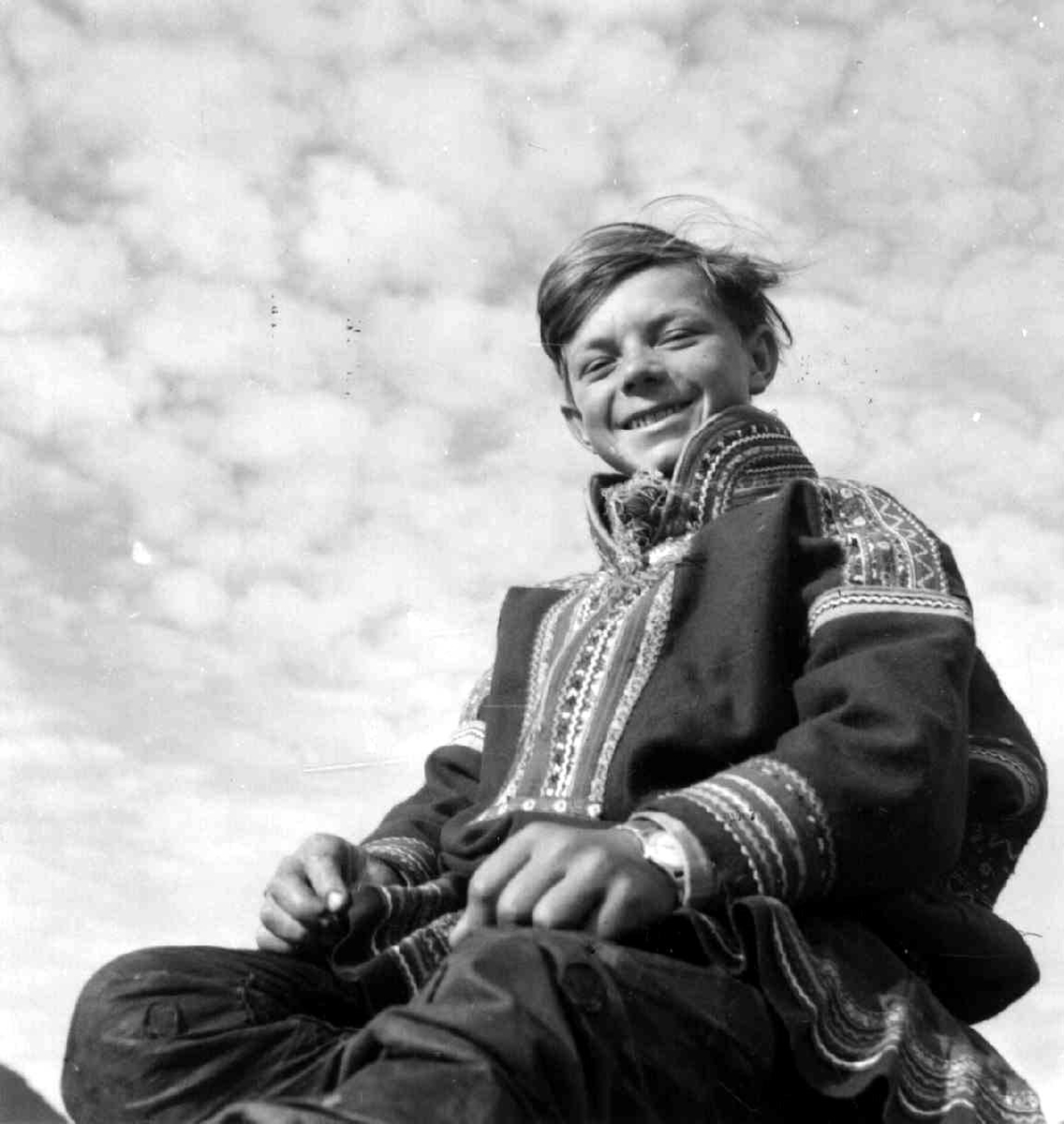 Virginia Raymond Davidson, Mikkel Per Kemi sitter på fjellet i kautokeino-drakt. Finnmark 1958.