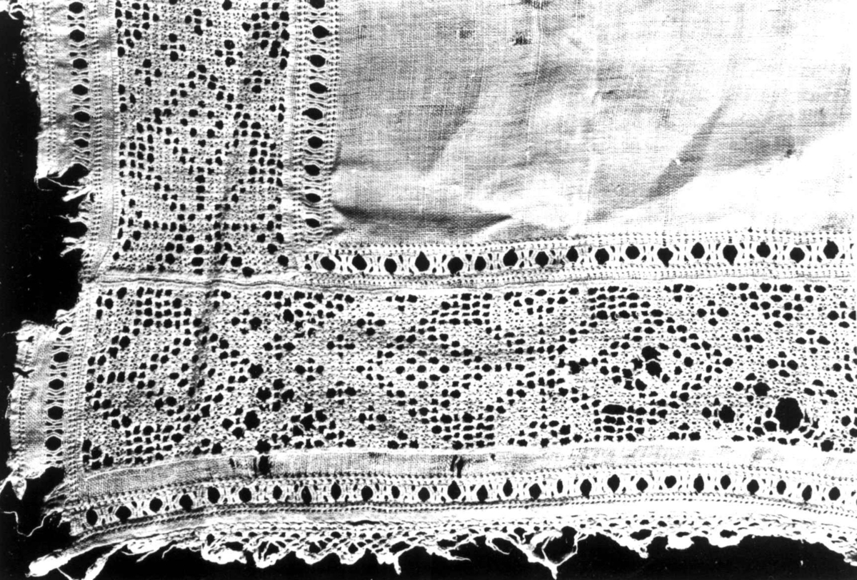 Anna Grostøl, Valle 1939. Detalj av møster på kanten av et kinnplagg.
