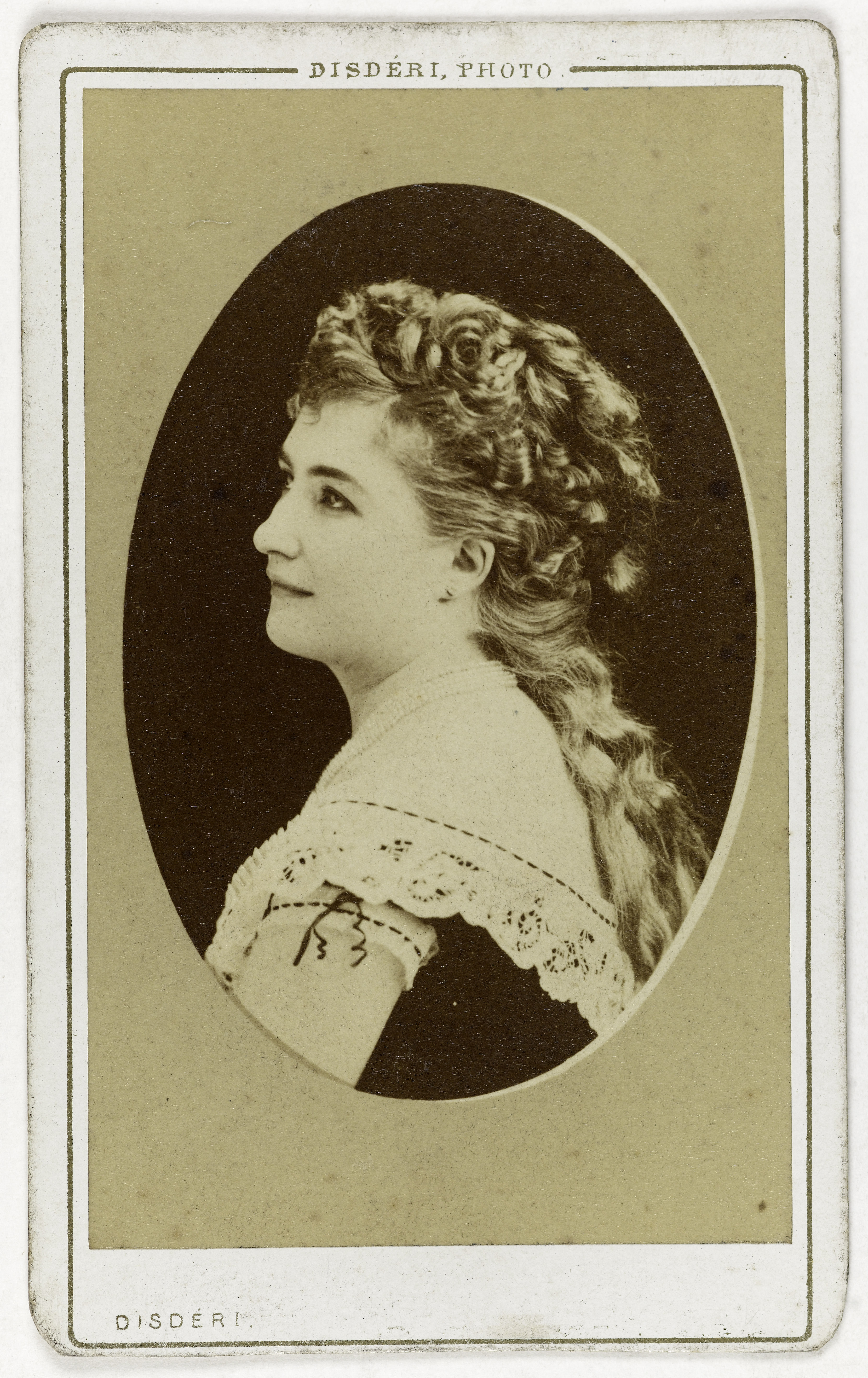 André-Adolphe-Eugène Disdéri, Portrait de Morliani, actrice au Théâtre Athénée vers 1867, au théâtre du Vaudeville et au Théâtre des Variétés.