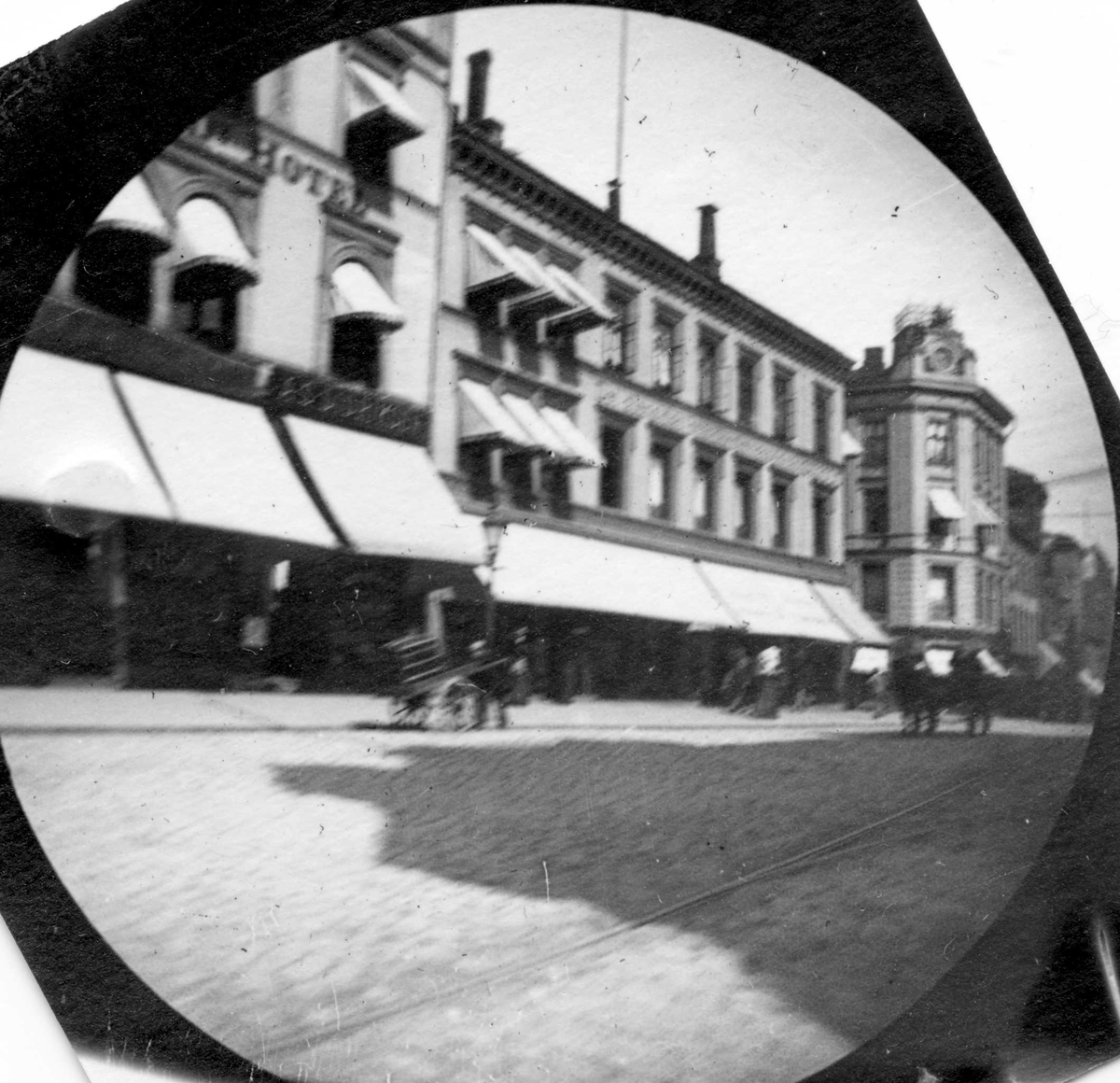 Fredrik Carl Mülertz Størmer, Gatemotiv mot Egertorget. Krysset Karl Johans gate og Øvre Slottsgate bak i bildet. Bygårder med markiser.