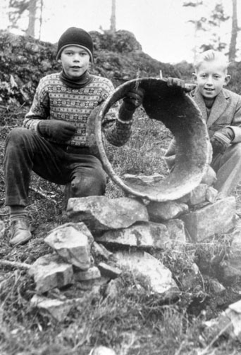 Hamar Arbeiderblad, 2 gutter, Håkon Bergseng og Kristian Dahle har funnet klebersteinsgryte, fortidsminne, Moelv., FORTIDSMINNE, MOELV