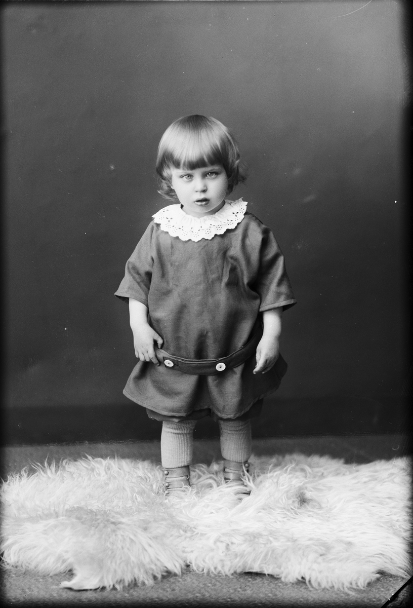 Skötsner-Edhlund, Ateljéporträtt - barn till fru Bohman från Johannisfors, Forsmark socken, Uppland 1926