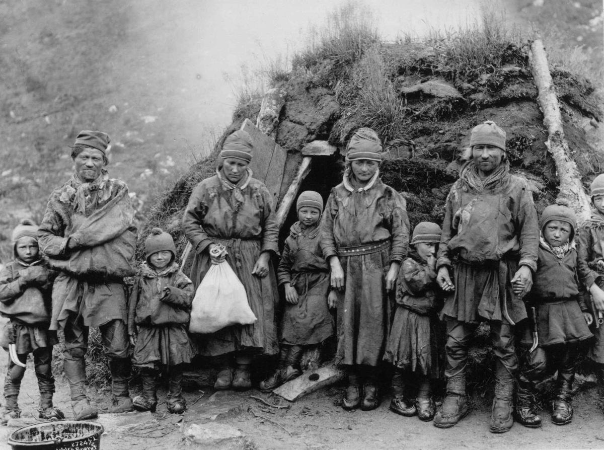 Axel Lindahl, Svenske samer, muligens fra Karesuando, foran en gamme. Antagelig Lyngen 1885-1892.